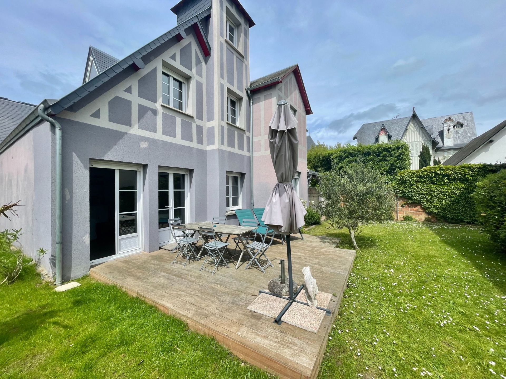 house 6 Rooms for sale on DEAUVILLE (14800)