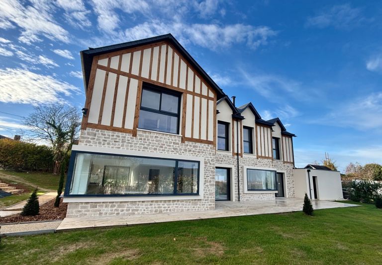 house 8 Rooms for sale on TROUVILLE SUR MER (14360)