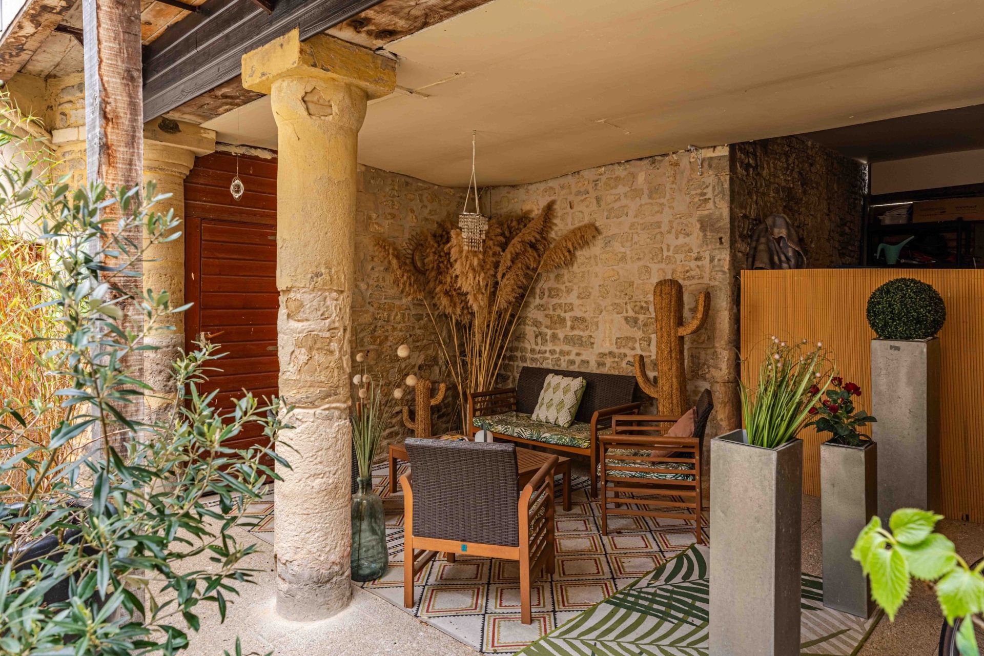 house 15 Rooms for sale on BAYEUX (14400)