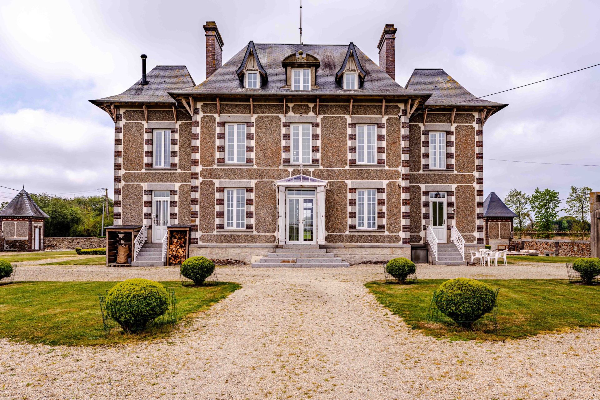 house 8 Rooms for sale on LE MOLAY LITTRY (14330)