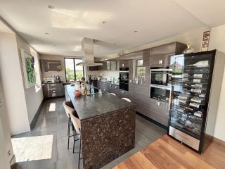 house 8 Rooms for sale on CAEN (14000)