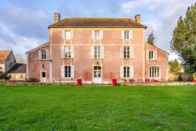 mansion 10 Rooms for sale on CAEN (14000)