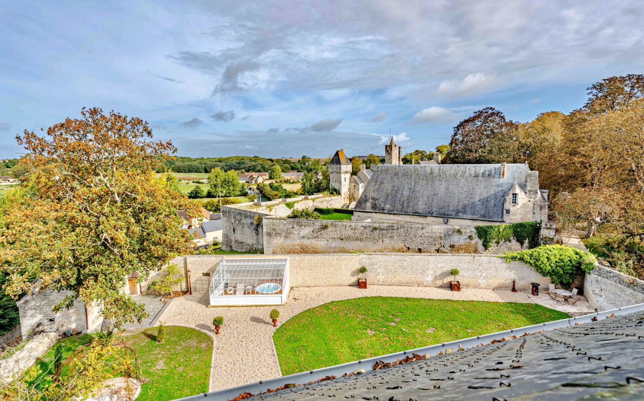 house 12 Rooms for sale on CREULLY (14480)