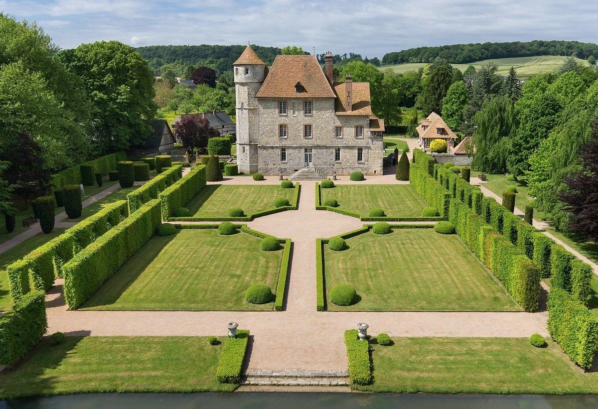 castle 10 Rooms for sale on VASCOEUIL (27910)