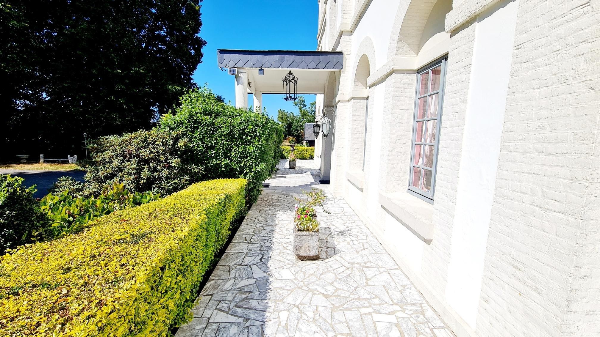 mansion 16 Rooms for sale on PONT L EVEQUE (14130)