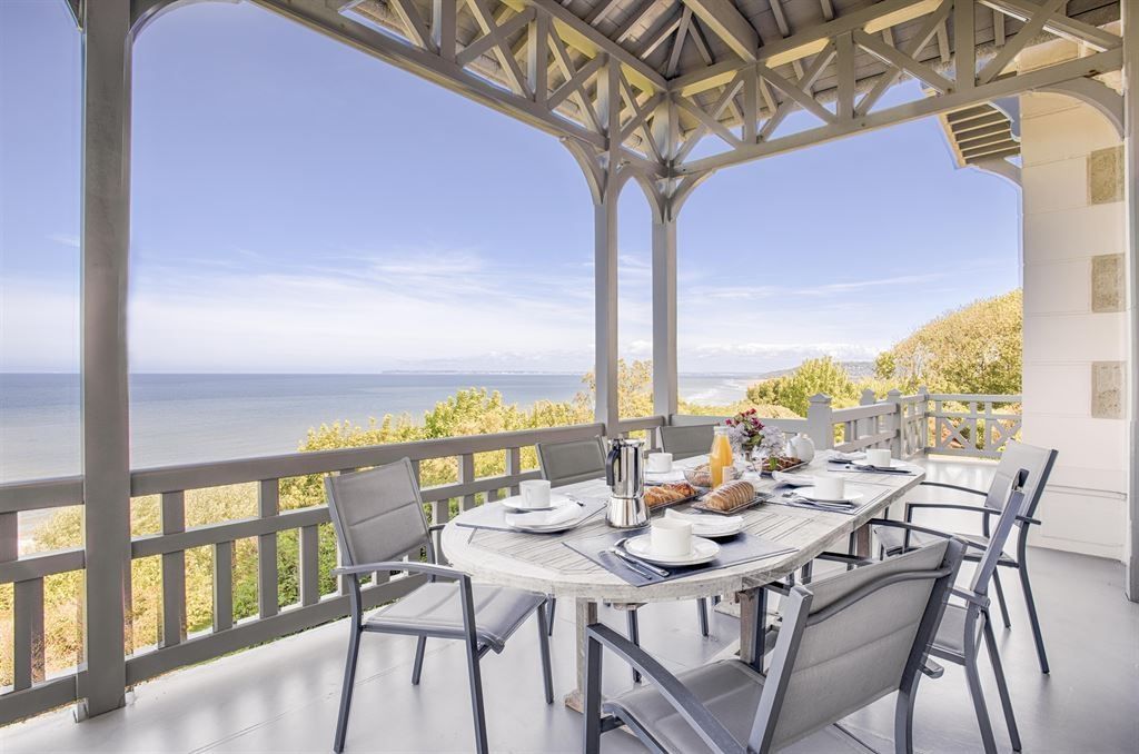 house 15 Rooms for seasonal rent on BENERVILLE SUR MER (14910)