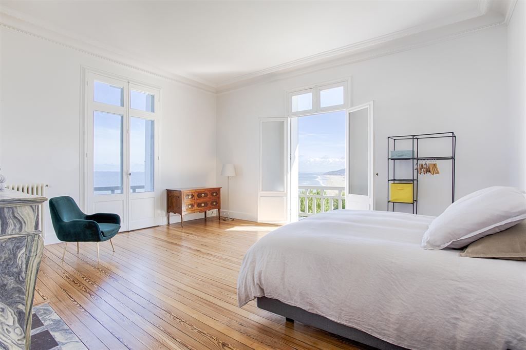 house 15 Rooms for seasonal rent on BENERVILLE SUR MER (14910)