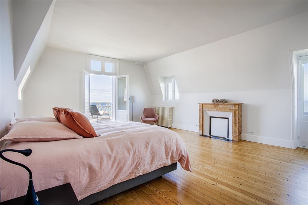 house 15 Rooms for seasonal rent on BENERVILLE SUR MER (14910)