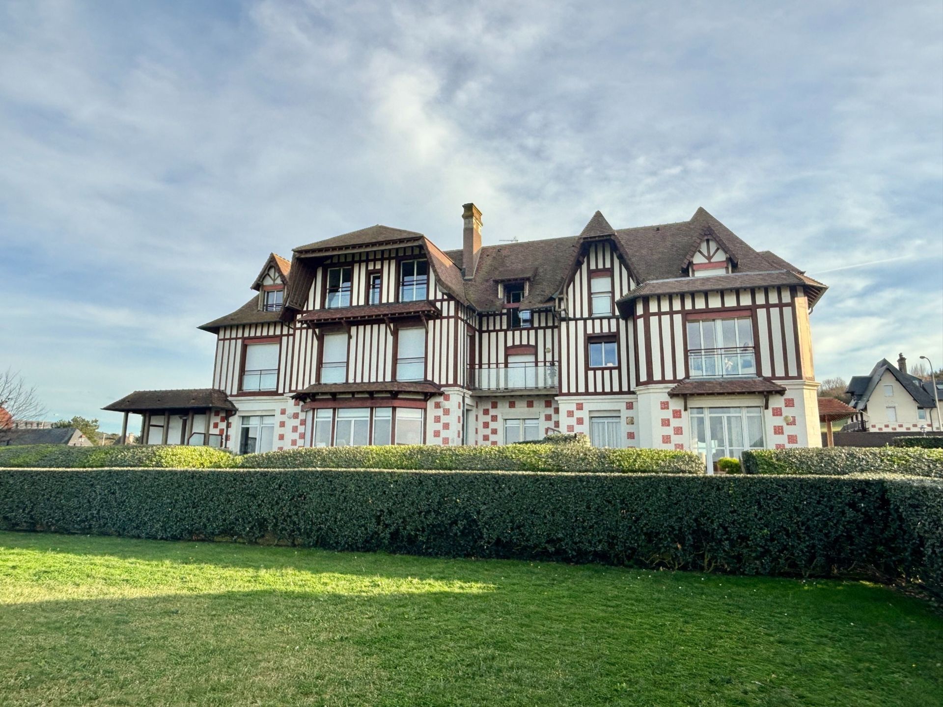 apartment 5 Rooms for sale on BENERVILLE SUR MER (14910)