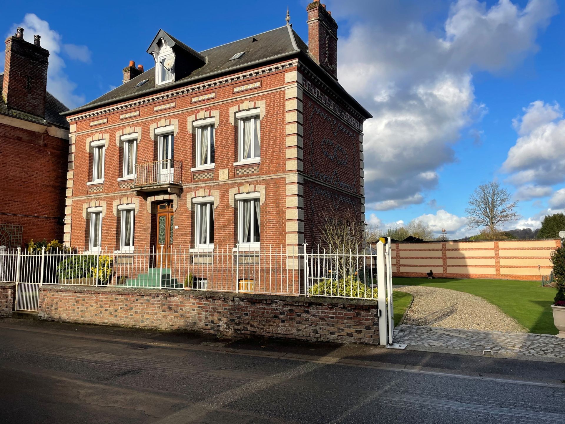 mansion 5 Rooms for sale on ST SAENS (76680)