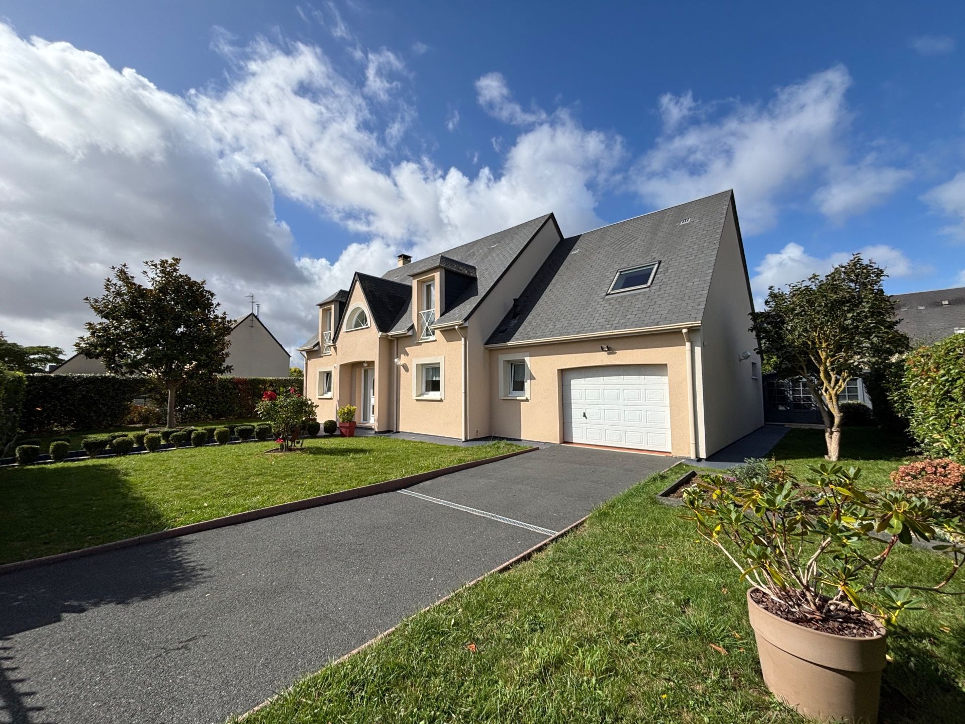 house 8 Rooms for sale on BERNIERES SUR MER (14990)
