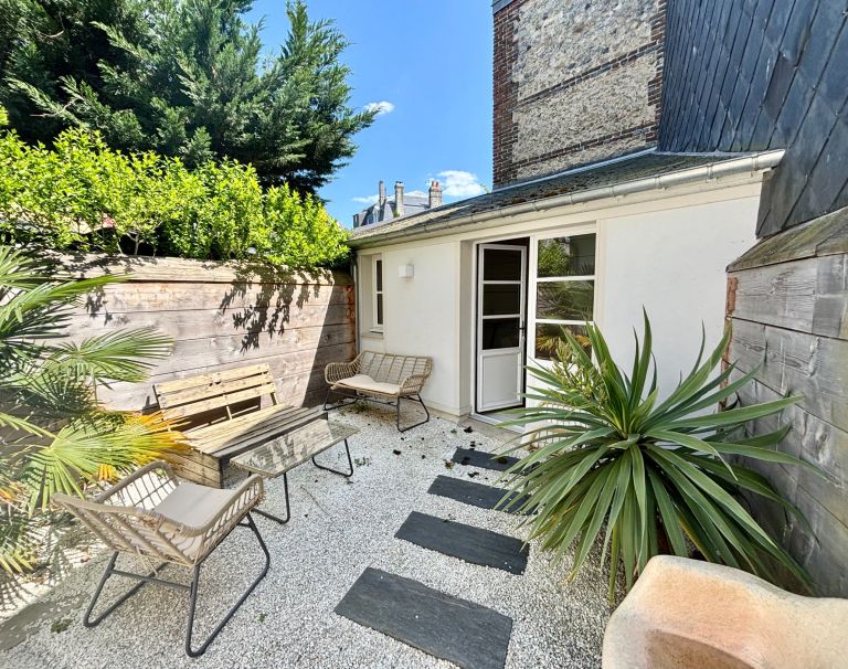 house 7 Rooms for sale on DEAUVILLE (14800)