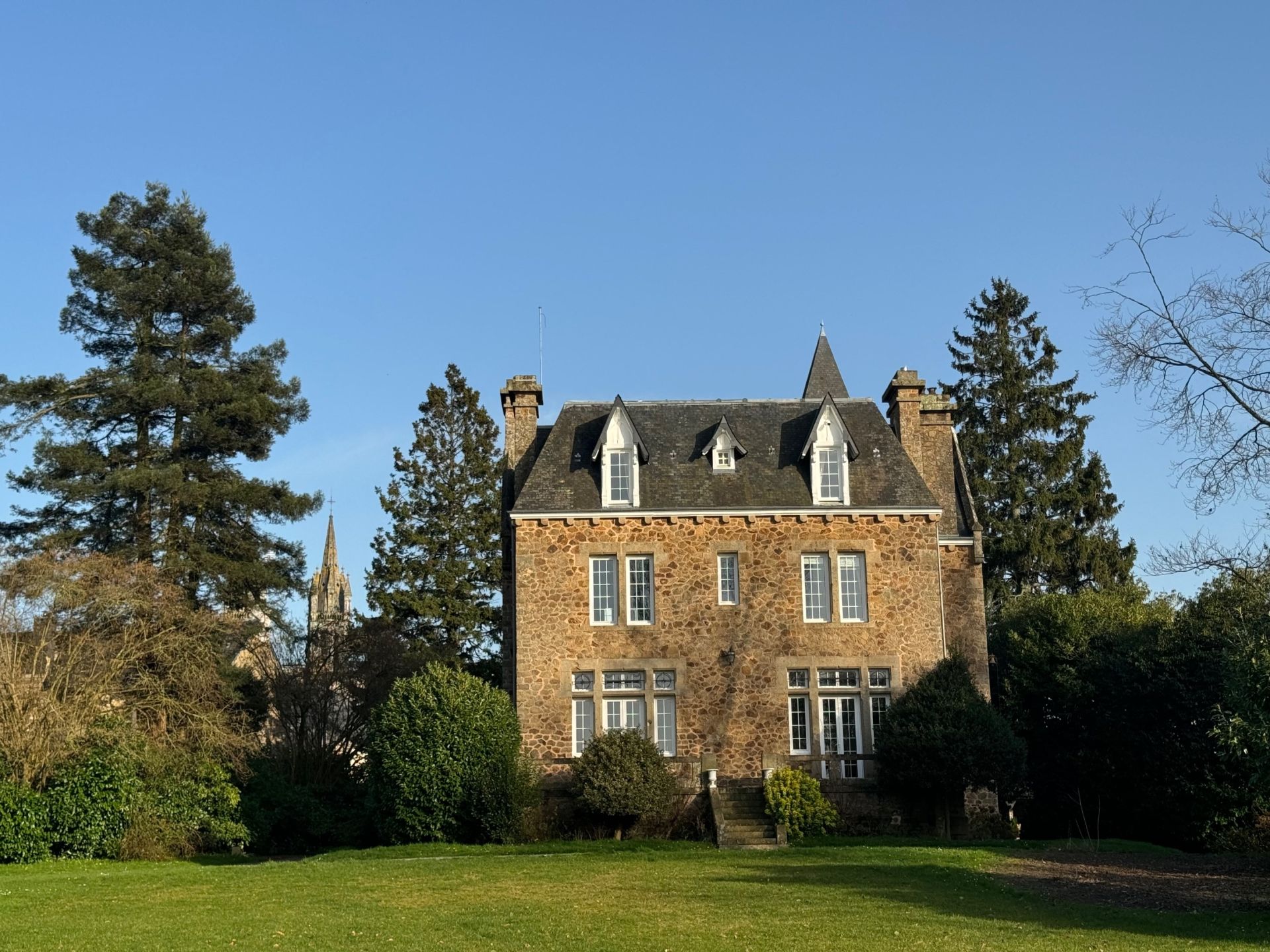 house 12 Rooms for sale on ST HILAIRE DU HARCOUET (50600)