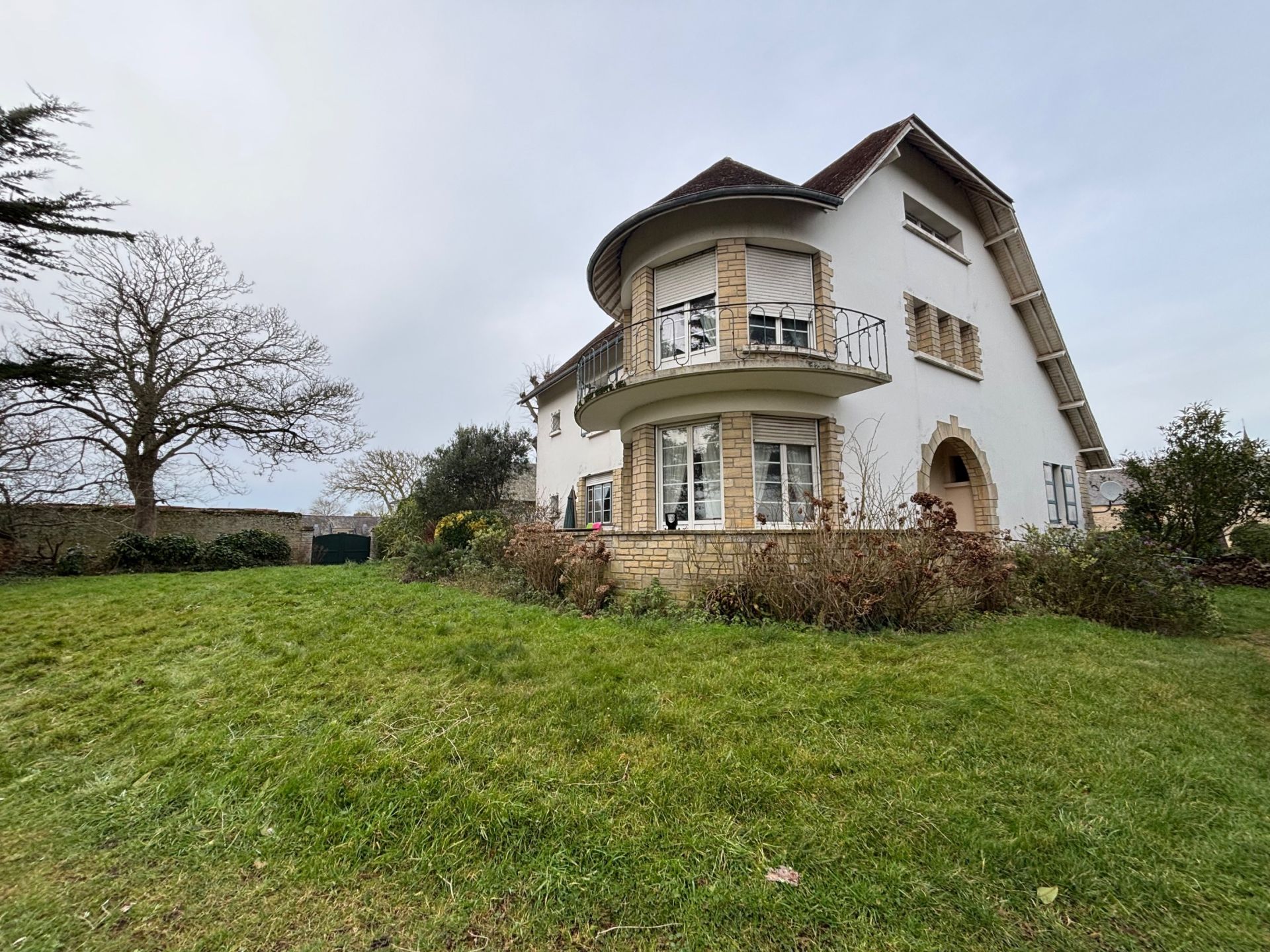 house 10 Rooms for sale on VIERVILLE SUR MER (14710)