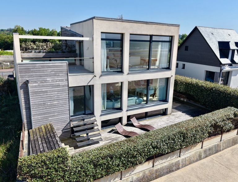house 7 Rooms for sale on VILLERS SUR MER (14640)