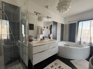 house 7 Rooms for sale on OUISTREHAM (14150)