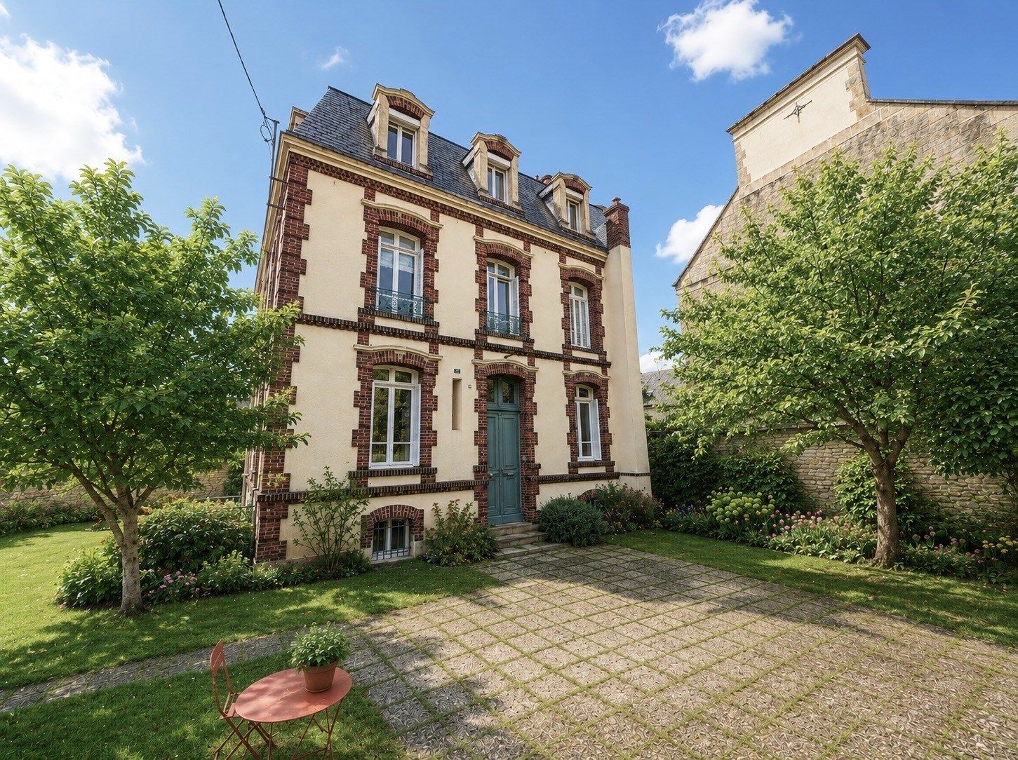 house 8 Rooms for sale on CAEN (14000)