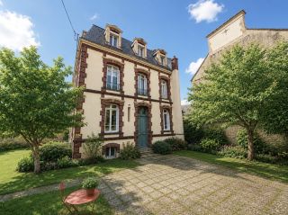 house 8 Rooms for sale on CAEN (14000)