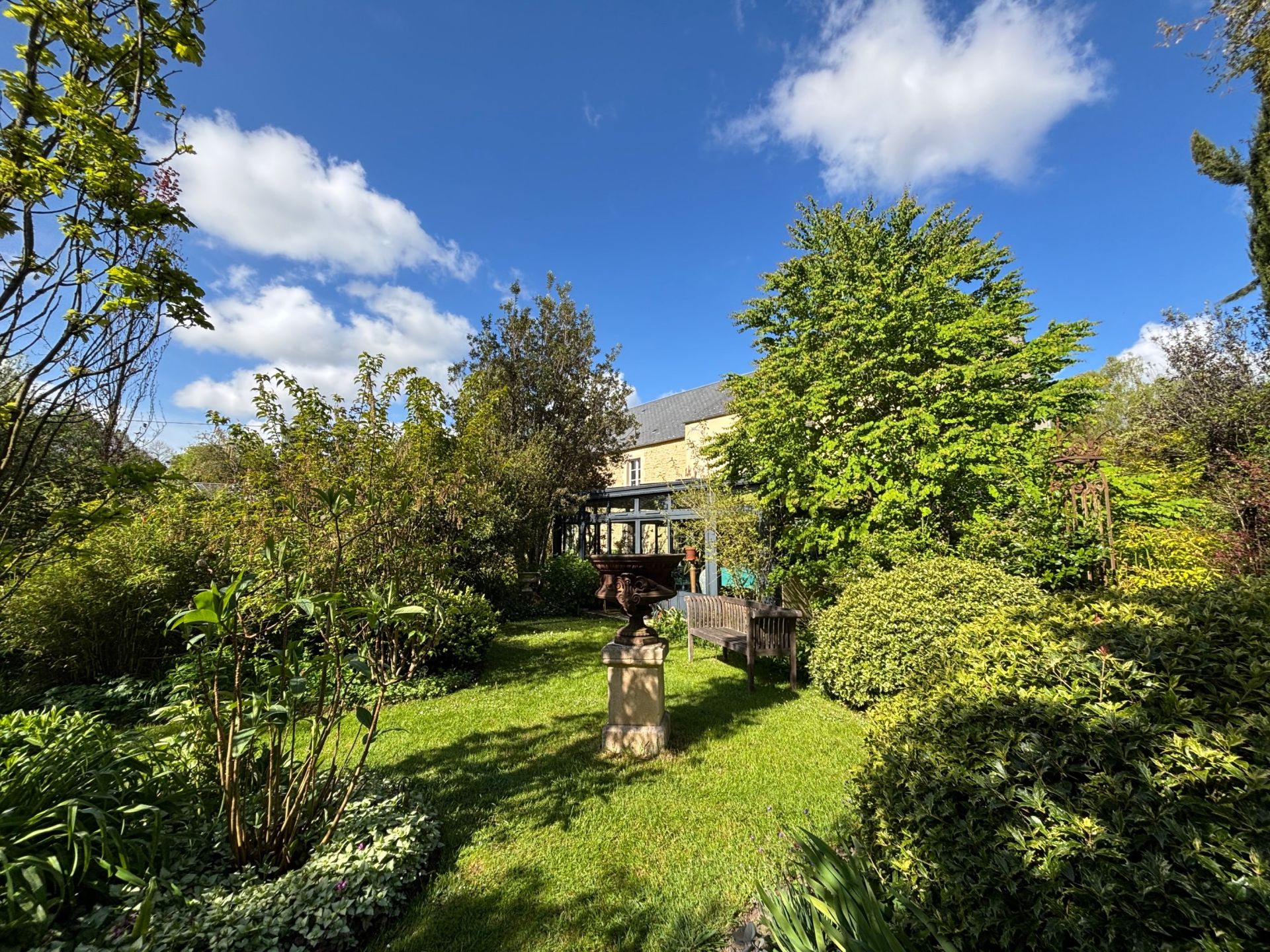 house 8 Rooms for sale on BAYEUX (14400)