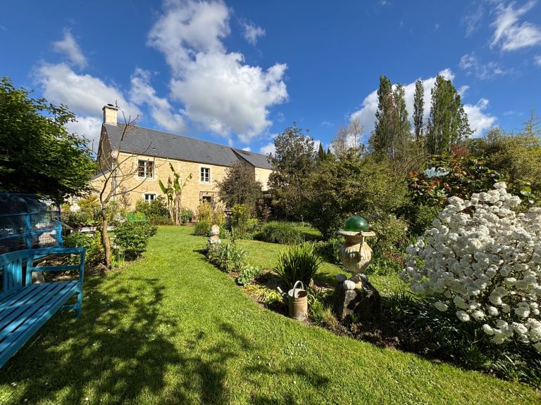 house 8 Rooms for sale on BAYEUX (14400)