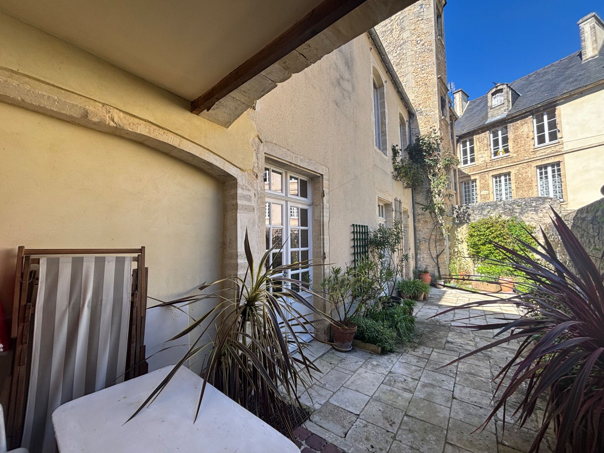 house 11 Rooms for sale on BAYEUX (14400)