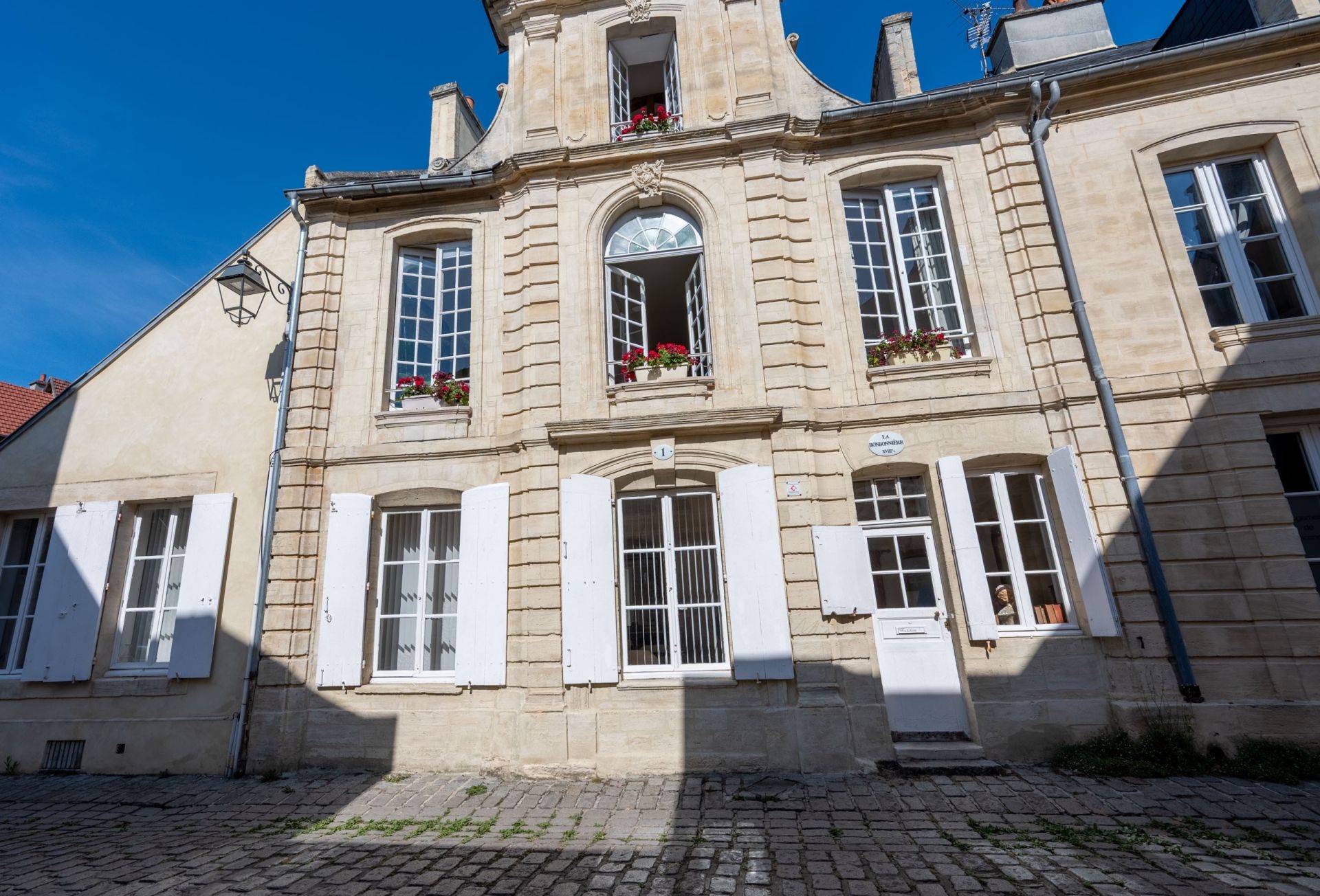 house 5 Rooms for sale on BAYEUX (14400)
