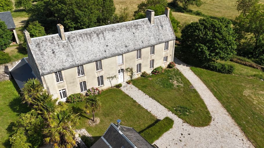house 8 Rooms for sale on VIERVILLE SUR MER (14710)