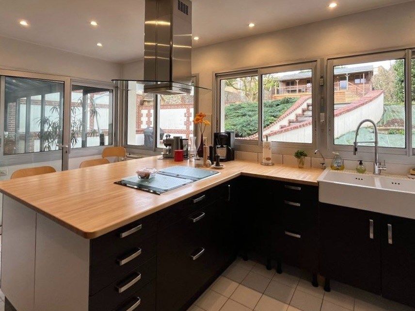 house 11 Rooms for sale on FECAMP (76400)