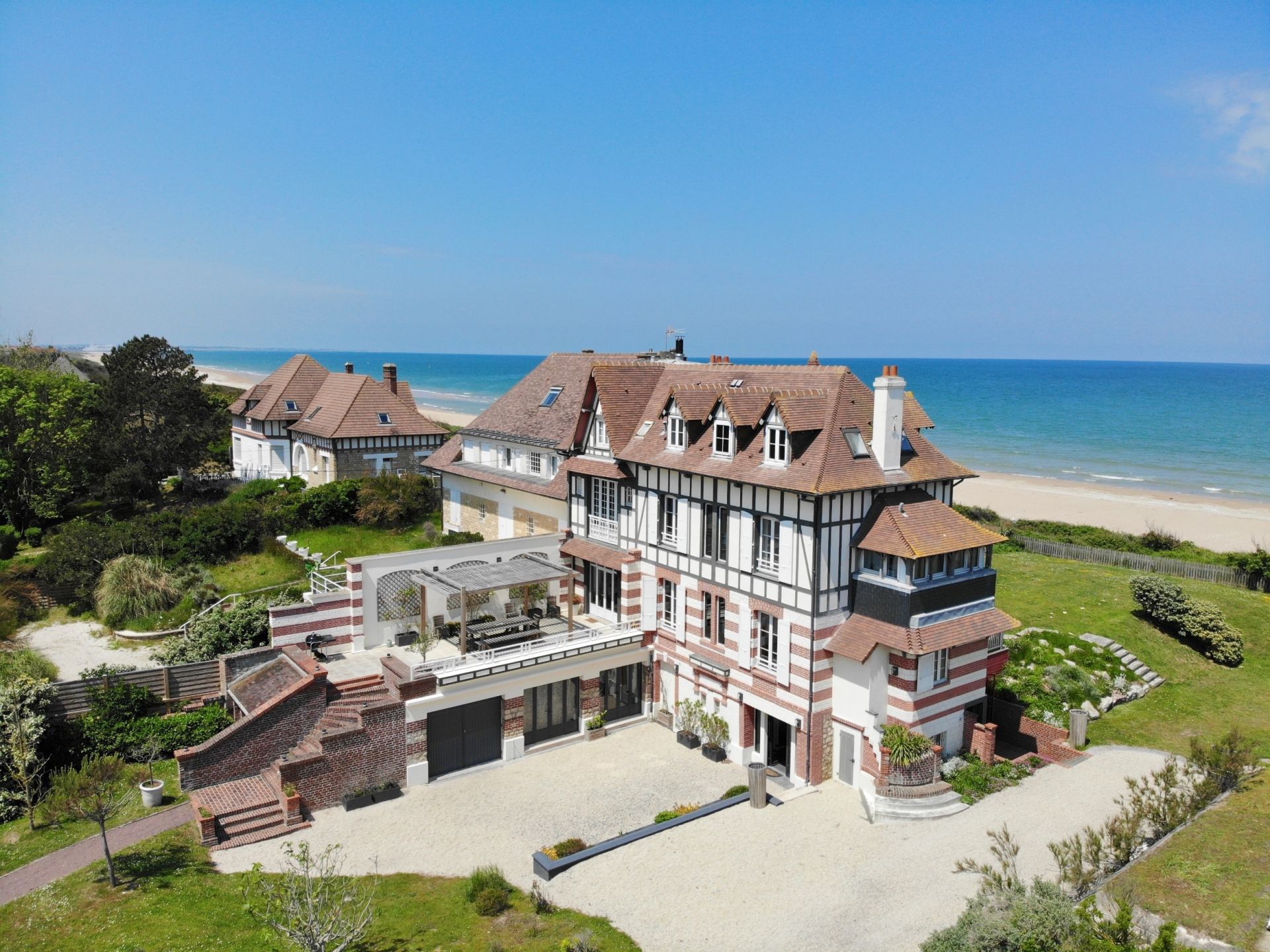 house 13 Rooms for seasonal rent on MERVILLE FRANCEVILLE PLAGE (14810)