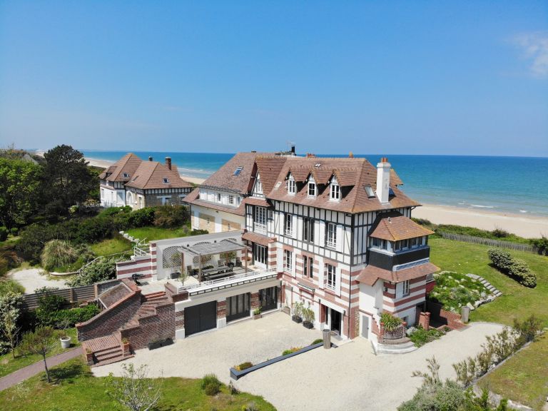 house 13 Rooms for seasonal rent on MERVILLE FRANCEVILLE PLAGE (14810)